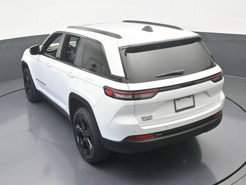 Used 2025 Jeep Grand Cherokee Altitude image 49