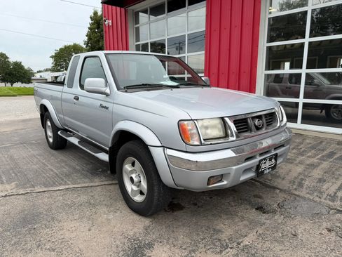 Used 2000 Nissan Frontier XE AWD/4WD image 2