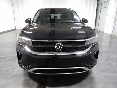 Used 2024 Volkswagen Taos SE w/ Panoramic Sunroof Package image 3
