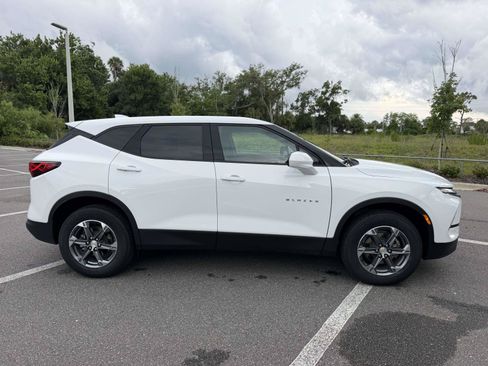 Used 2025 Chevrolet Blazer LT FWD image 2