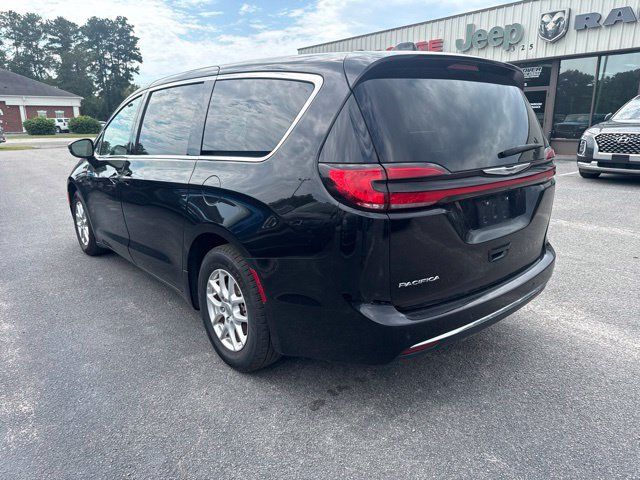 Used 2024 Chrysler Pacifica Touring-L FWD image 5