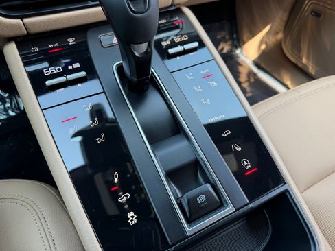 Certified 2022 Porsche Macan S AWD/4WD image 29