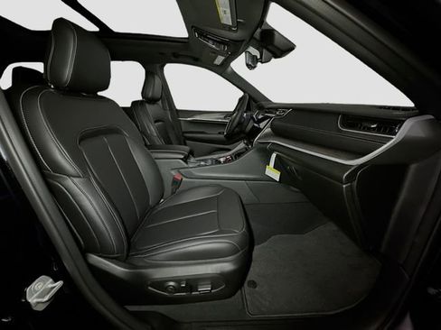 New 2025 Jeep Grand Cherokee Limited w/ Luxury Tech Group II image 32