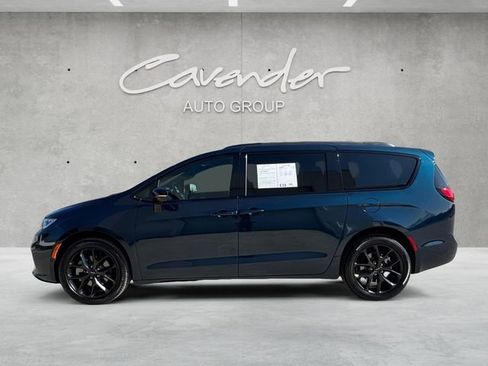 Used 2023 Chrysler Pacifica Limited w/ Uconnect Theater Family Group image 13