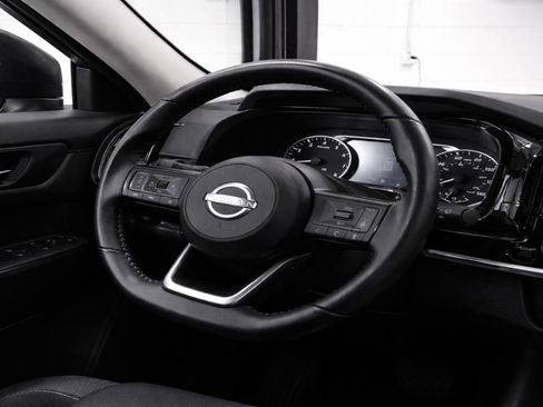 Used 2025 Nissan Pathfinder SV FWD image 17