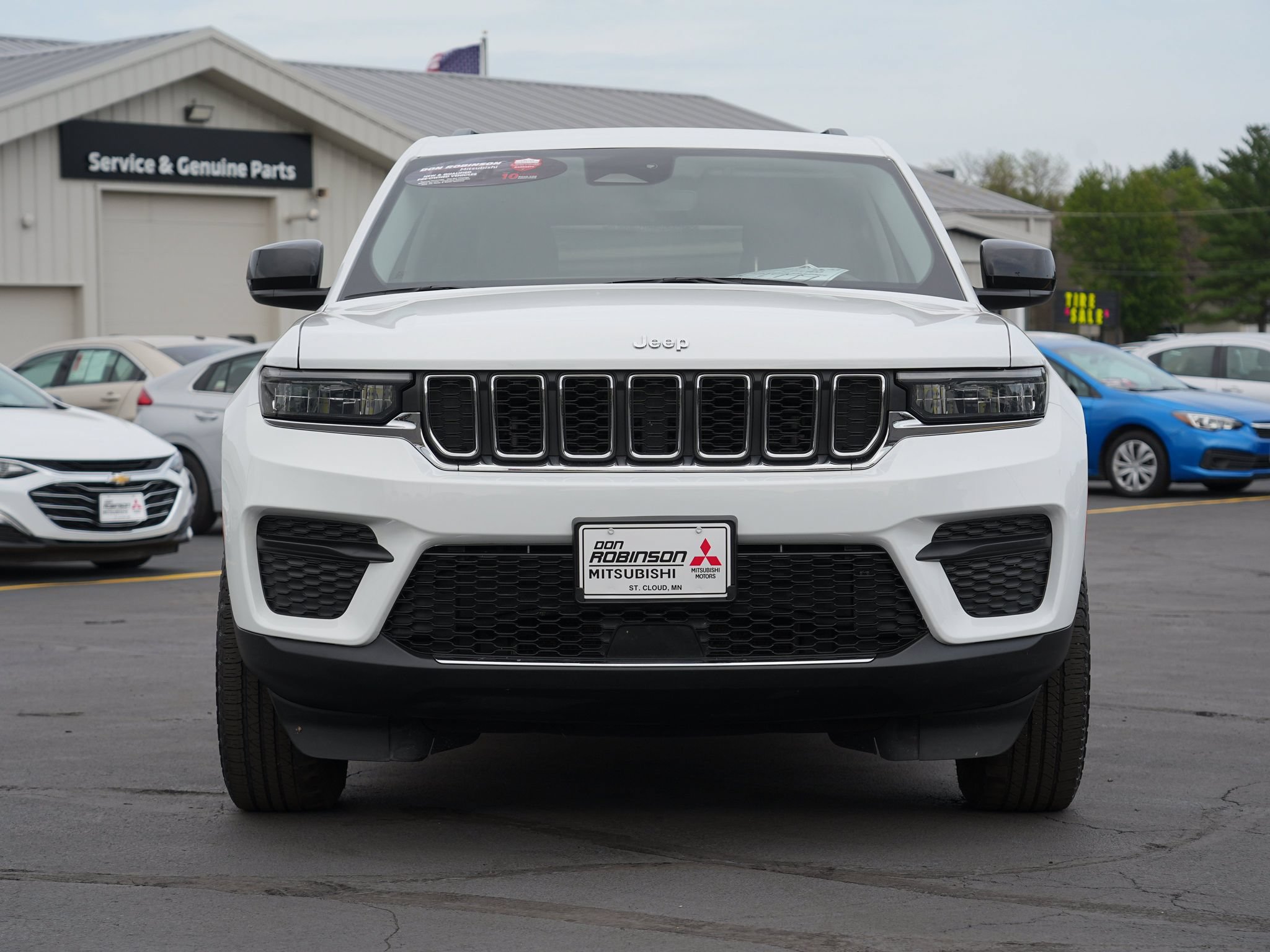 Used 2023 Jeep Grand Cherokee Laredo AWD/4WD image 9