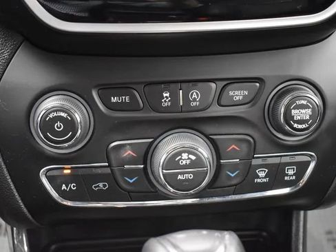 Used 2020 Jeep Cherokee Limited AWD/4WD image 37