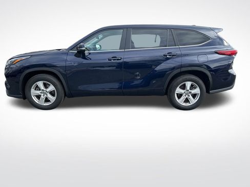 Used 2023 Toyota Highlander LE image 3