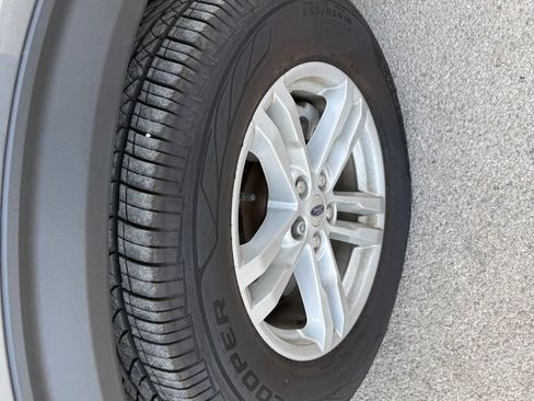 Used 2021 Ford Explorer XLT w/ Equipment Group 202A RWD image 8