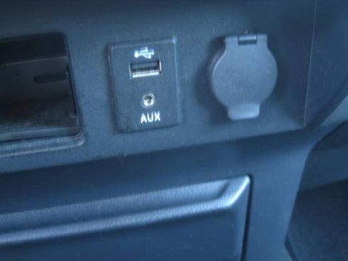 Used 2018 Nissan Titan SV AWD/4WD image 33