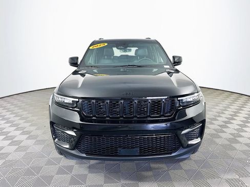 Used 2025 Jeep Grand Cherokee Altitude AWD/4WD image 4