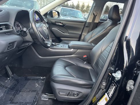 Certified 2023 Toyota Highlander XLE image 16