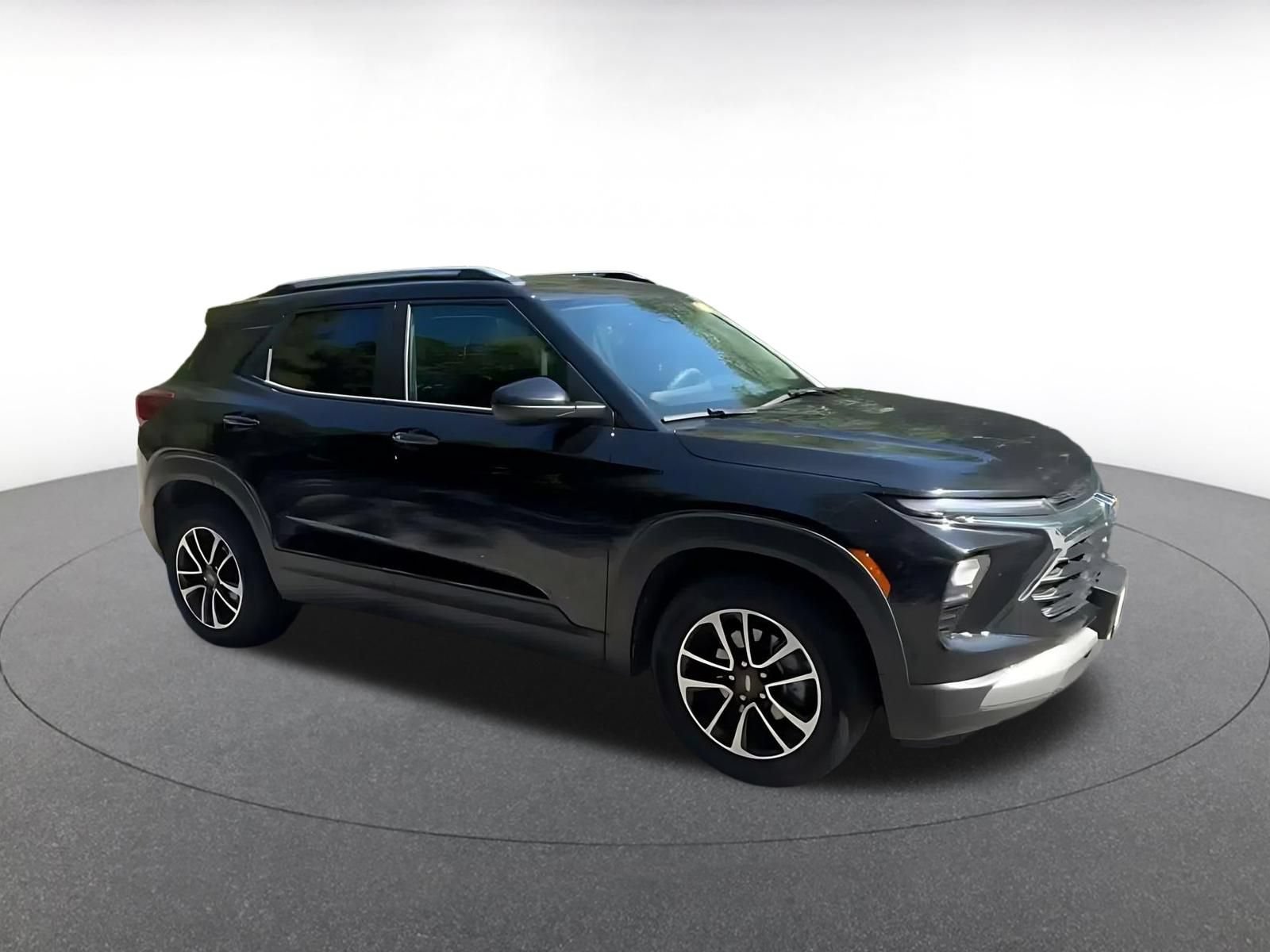 Used 2025 Chevrolet TrailBlazer LT FWD image 2