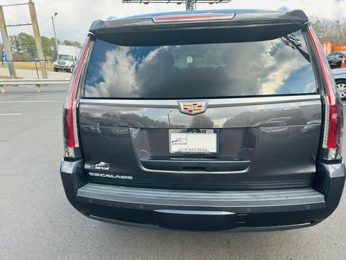 Used 2018 Cadillac Escalade Luxury image 4