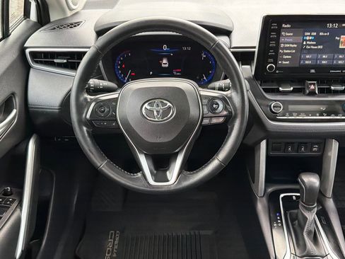 Used 2022 Toyota Corolla Cross XLE image 14