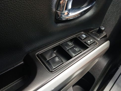 Used 2019 Nissan Titan SV w/ SV Convenience Package AWD/4WD image 21