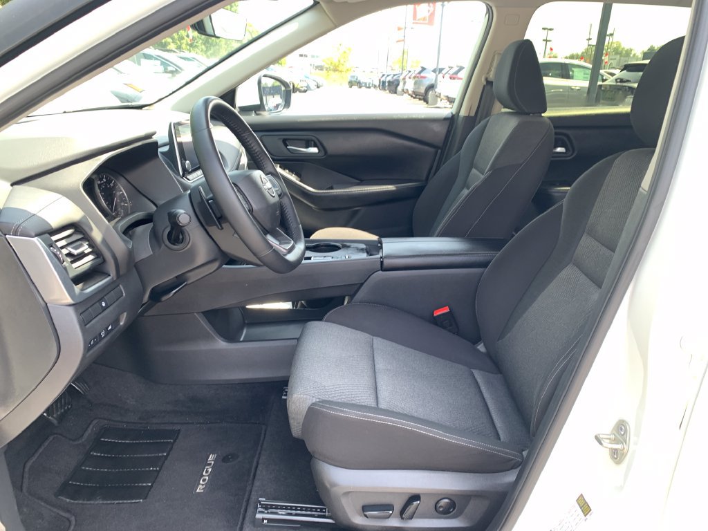 Certified 2025 Nissan Rogue SV FWD image 18