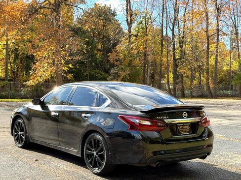 Used 2017 Nissan Altima 2.5 SR w/ Midnight Edition Package FWD image 3