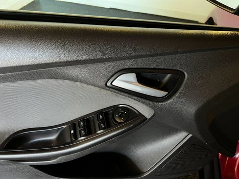 Used 2014 Ford Focus SE w/ SE Winter Package FWD image 14
