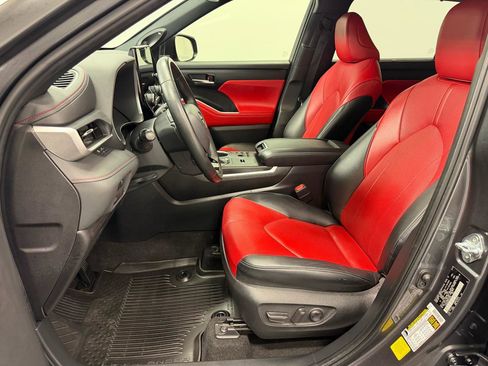 Used 2023 Toyota Highlander XSE image 4