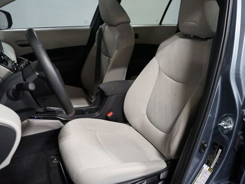 Used 2025 Toyota Corolla Cross LE image 6