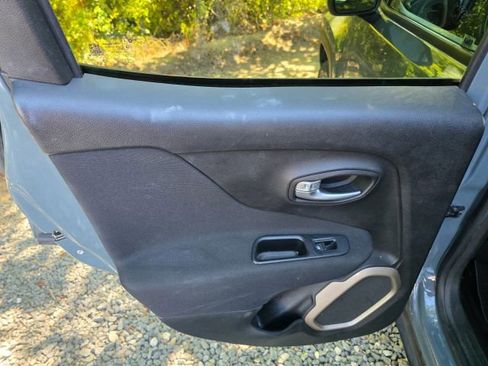 Used 2017 Jeep Renegade Latitude FWD image 18