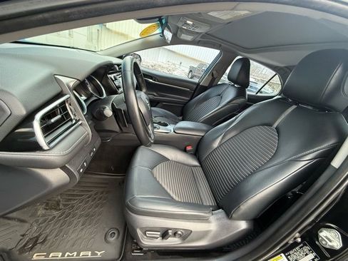 Used 2018 Toyota Camry SE w/ Moonroof Package image 13