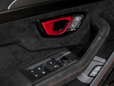 Used 2023 Lamborghini Urus Performante AWD/4WD image 10
