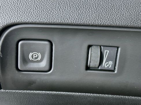 Used 2023 Buick Enclave Essence FWD image 17