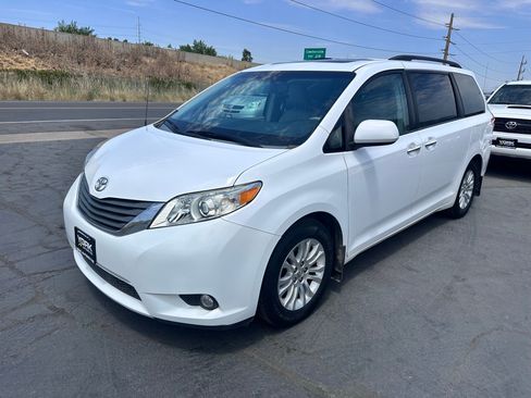 Used 2013 Toyota Sienna XLE FWD image 2