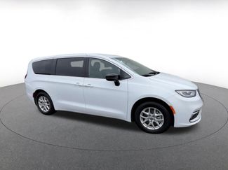 Used 2025 Chrysler Pacifica Select video 2