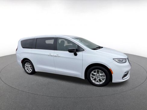 Used 2025 Chrysler Pacifica Select image 2