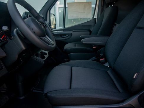 Used 2024 Mercedes-Benz Sprinter 2500 image 33