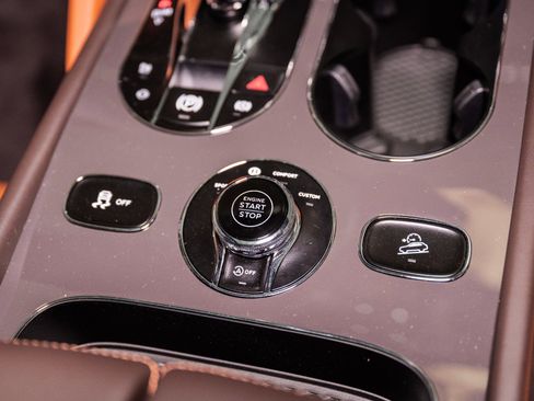 Used 2025 Bentley Bentayga image 51