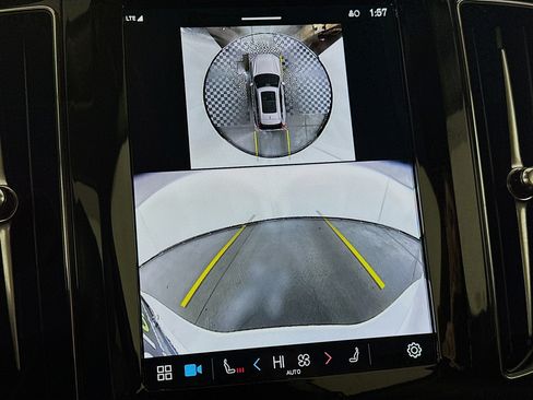 Used 2025 Volvo XC60 B5 Plus image 23