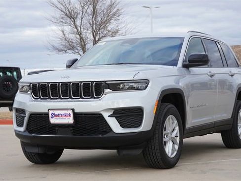New 2025 Jeep Grand Cherokee Laredo image 3