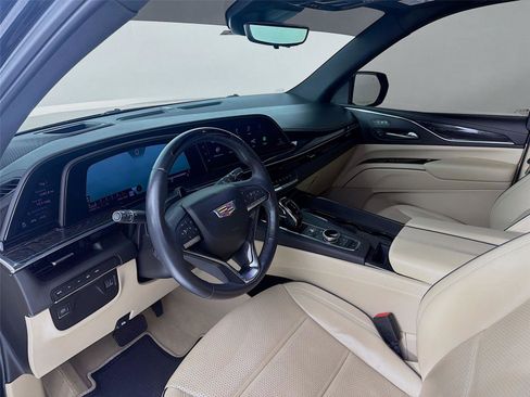 Used 2023 Cadillac Escalade ESV Premium Luxury image 4