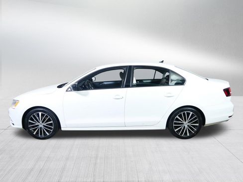Used 2016 Volkswagen Jetta Sport image 4