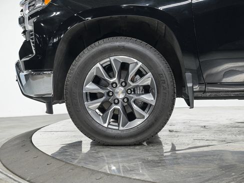 Used 2025 Chevrolet Silverado 1500 LT AWD/4WD image 3