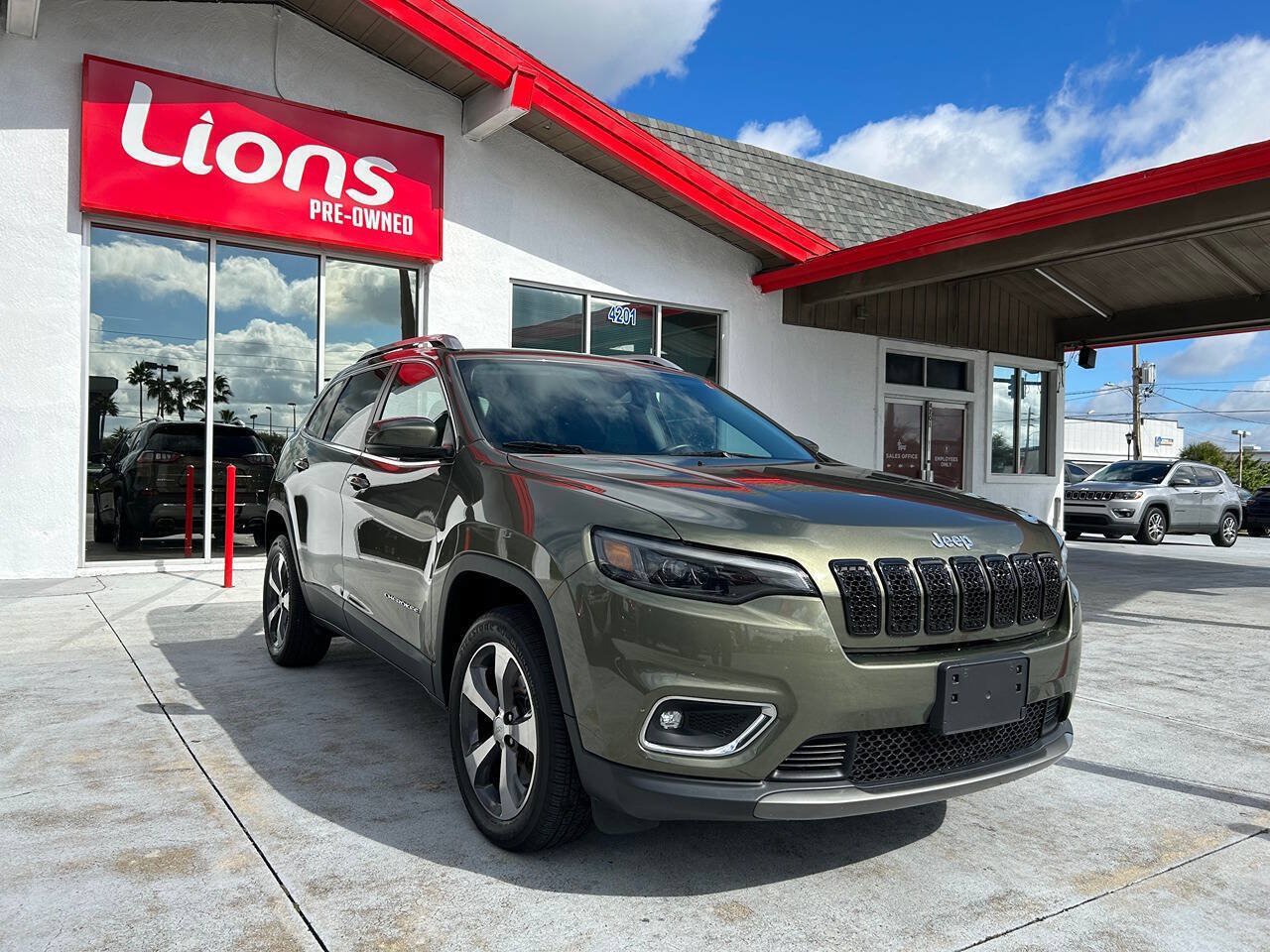 Used 2019 Jeep Cherokee Limited AWD/4WD image 2