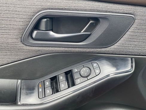 Used 2023 Nissan Rogue S image 21