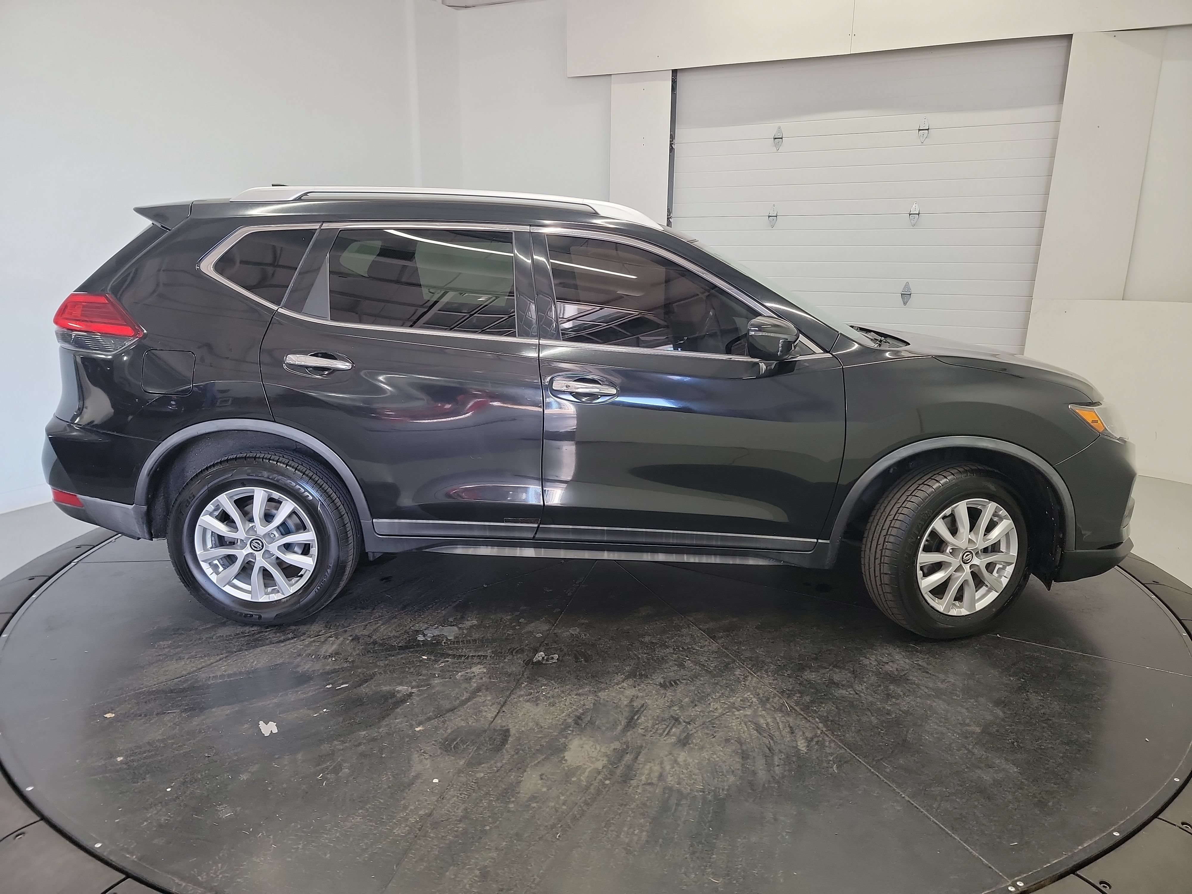 Used 2017 Nissan Rogue SV AWD/4WD image 11