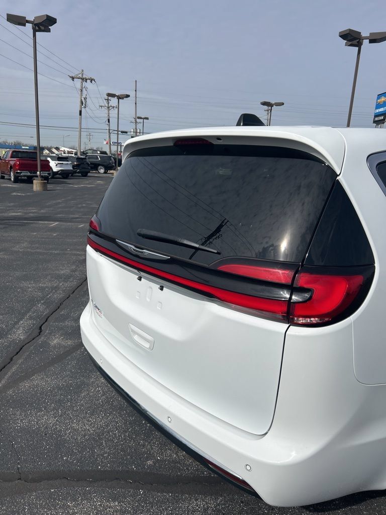 Used 2023 Chrysler Pacifica Touring-L FWD image 16