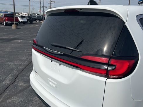 Used 2023 Chrysler Pacifica Touring-L FWD image 16