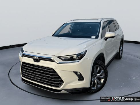 Used 2024 Toyota Grand Highlander FWD image 1