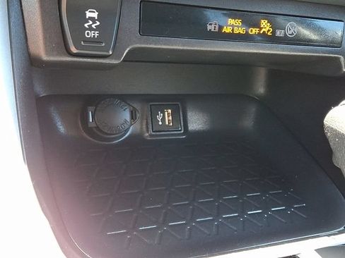Used 2025 Toyota RAV4 XLE AWD/4WD image 25