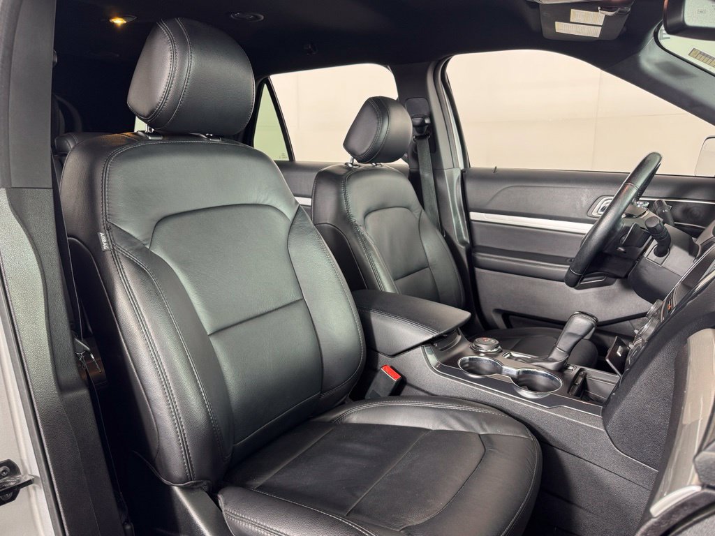 Used 2017 Ford Explorer XLT w/ Equipment Group 202A AWD/4WD image 28