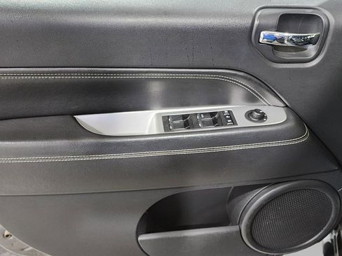 Used 2016 Jeep Compass Latitude image 12