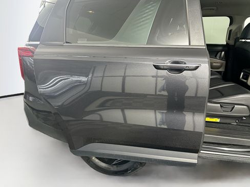 Used 2025 Kia Carnival FWD image 32