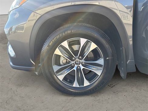 Used 2025 Toyota Highlander XLE image 14